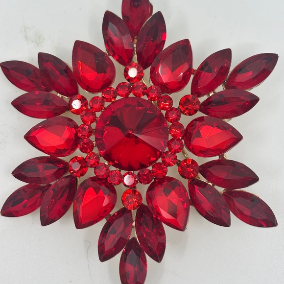 Elegant Red Floral Gem Brooch - Picture 3 of 11